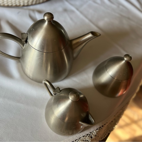 Three piece Teapot, sugar and creamer - Picture 2 of 2